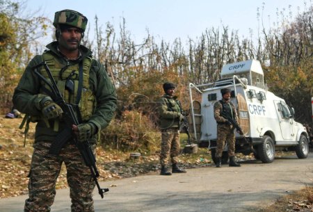 Téléchargez les photos : 17 novembre 2023, Srinagar Cachemire, Inde : Des soldats paramilitaires indiens se tiennent en garde près du site de la fusillade dans le district de Kulgam, dans le sud du Cachemire, à quelque 80 kilomètres de Srinagar, où cinq militants ont été tués - en image libre de droit