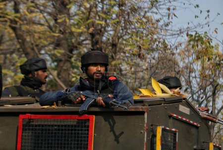 Foto de 17 de noviembre de 2023, Srinagar Cachemira, India: Soldados paramilitares indios hacen guardia cerca del lugar del tiroteo en el distrito sur de Cachemira Kulgam, a unos 80 kilómetros de Srinagar, donde murieron cinco militantes - Imagen libre de derechos