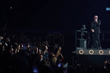 Foto de 17 de noviembre de 2023, Dallas, Texas, Estados Unidos: El rapero estadounidense Armando Christian Prez, conocido como Pitbull, actúa en el escenario como parte del The Trilogy Tour en el American Airlines Center - Imagen libre de derechos