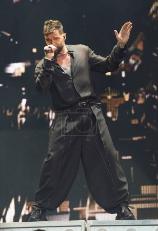 Foto de Dallas, Texas, Estados Unidos: El cantante y actor puertorriqueño Ricky Martin actúa en el American Airlines Center como parte del Trilogy Tour (Ricky Martin, Enrique Iglesias y Pitbull)) - Imagen libre de derechos