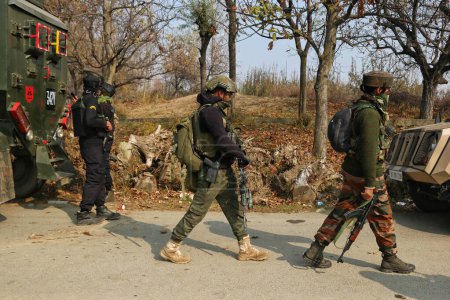 Foto de 17 de noviembre de 2023, Srinagar Cachemira, India: Soldados paramilitares indios hacen guardia cerca del lugar del tiroteo en el distrito sur de Cachemira Kulgam, a unos 80 kilómetros de Srinagar, donde murieron cinco militantes - Imagen libre de derechos