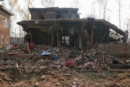 Foto de 17 de noviembre de 2023, Srinagar Cachemira, India: Una casa dañada durante un tiroteo en el distrito de Kulgam en el sur de Cachemira a unos 80 kilómetros de Srinagar, donde cinco militantes murieron entre las fuerzas de seguridad indias y militantes en Kulgam - Imagen libre de derechos