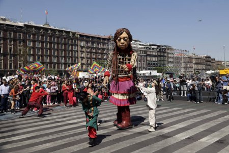 Téléchargez les photos : 18 novembre 2023, Mexico, Mexique : Little Amal parcourt les rues de la Plaza del Zocalo au Palacio de las Bellas Artes à Mexico - en image libre de droit