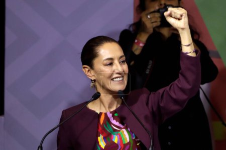 Foto de 19 de noviembre de 2023, Ciudad de México, México: Claudia Sheinbaum Pardo recibe el registro de precandidato único para la presidencia de México por el partido Movimiento Nacional de Regeneración - Imagen libre de derechos