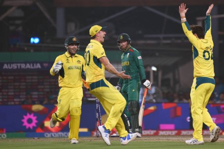 Téléchargez les photos : 16 octobre 2023, Kolkata, Inde : Travis Head d'Australie célèbre le guichet lors du match de demi-finale entre l'Australie et l'Afrique du Sud de la Coupe du monde de cricket masculin ICC au stade Eden Gardens - en image libre de droit