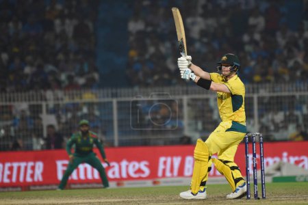 Téléchargez les photos : 16 octobre 2023, Kolkata, Inde : Josh Inglis d'Australie joue un tir contre l'Afrique du Sud lors du match de demi-finale entre l'Australie et l'Afrique du Sud de la Coupe du monde de cricket masculin ICC au stade Eden Gardens - en image libre de droit