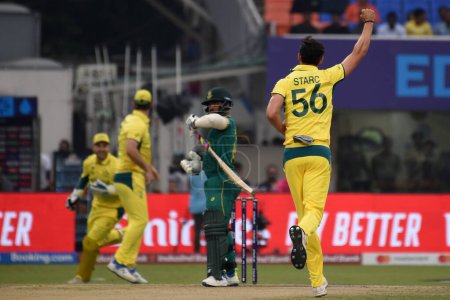 Téléchargez les photos : 16 octobre 2023, Kolkata, Inde : Mitchell Starc d'Australie célèbre lors du match de demi-finale entre l'Australie et l'Afrique du Sud de la Coupe du monde de cricket masculin ICC au stade Eden Gardens - en image libre de droit