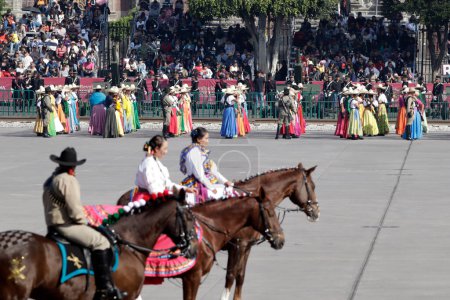 Téléchargez les photos : 20 novembre 2023, Mexico (Mexique) : Des militaires participent en costumes aux représentations de scènes de la révolution mexicaine sur la place Zocalo à Mexico - en image libre de droit