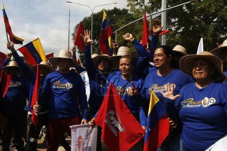 Téléchargez les photos : Les Vénézuéliens ont afflué en masse dès les premières heures de ce dimanche 19 novembre pour participer à la simulation du référendum consultatif sur Essequibo dans la municipalité de San Francisco dans l'État de Zulia, au Venezuela - en image libre de droit