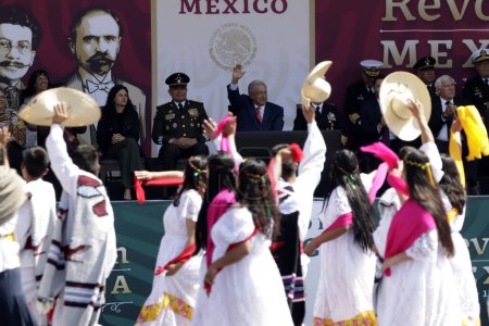 Foto de 20 de noviembre de 2023, Ciudad de México, México: El presidente de México, Andrés Manuel López Obrador preside el Desfile Cívico Militar por el 113 aniversario del inicio de la Revolución Mexicana en la plaza del Zócalo en la Ciudad de México - Imagen libre de derechos