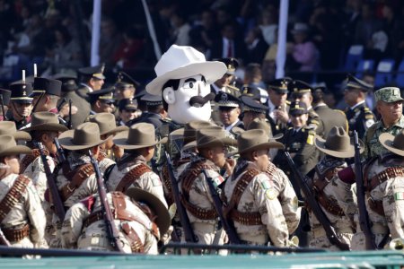 Foto de 20 de noviembre de 2023, Ciudad de México, México: Militares participan en vestuarios en las representaciones de escenas de la Revolución Mexicana en la plaza del Zócalo en la Ciudad de México - Imagen libre de derechos