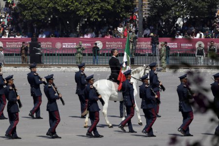 Téléchargez les photos : 20 novembre 2023, Mexico (Mexique) : Des militaires participent en costumes aux représentations de scènes de la révolution mexicaine sur la place Zocalo à Mexico - en image libre de droit