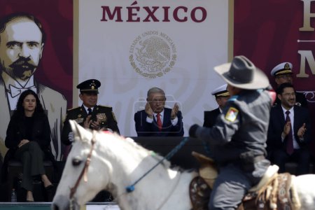 Téléchargez les photos : 20 novembre 2023, Mexico, Mexique : Le président du Mexique, Andres Manuel Lopez Obrador, préside le défilé militaire civique pour le 113e anniversaire du début de la révolution mexicaine sur la place Zocalo à Mexico - en image libre de droit