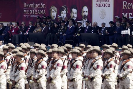 Téléchargez les photos : 20 novembre 2023, Mexico, Mexique : Le président du Mexique, Andres Manuel Lopez Obrador, préside le défilé militaire civique pour le 113e anniversaire du début de la révolution mexicaine sur la place Zocalo à Mexico - en image libre de droit