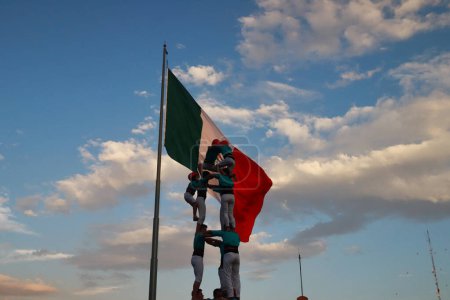 Foto de 21 de noviembre de 2023 en la Ciudad de México, México: Los Castellers de Vila franca hacen una torre humana de ocho pisos como parte de la celebración de 75 años de la fundación del "Colle" en el zcalo de la Ciudad de México - Imagen libre de derechos