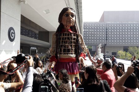 Foto de 21 de noviembre de 2023, Ciudad de México, México: Pequeña Amal, marioneta gigante de una niña siria de 10 años, símbolo de los derechos de los refugiados en todo el mundo, durante su visita a la Cámara de Diputados en la Ciudad de México - Imagen libre de derechos