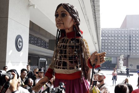 Téléchargez les photos : 21 novembre 2023, Mexico, Mexique : Petite Amal, marionnette géante d'une Syrienne de 10 ans, symbole des droits des réfugiés dans le monde, lors de sa visite à la Chambre des députés de Mexico - en image libre de droit
