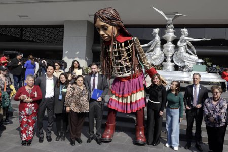 Foto de 21 de noviembre de 2023, Ciudad de México, México: Pequeña Amal, marioneta gigante de una niña siria de 10 años, símbolo de los derechos de los refugiados en todo el mundo, durante su visita a la Cámara de Diputados en la Ciudad de México - Imagen libre de derechos