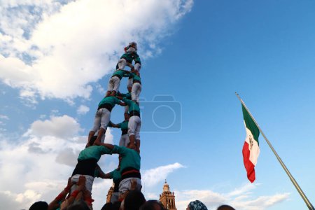Foto de 21 de noviembre de 2023 en la Ciudad de México, México: Los Castellers de Vila franca hacen una torre humana de ocho pisos como parte de la celebración de 75 años de la fundación del "Colle" en el zcalo de la Ciudad de México - Imagen libre de derechos
