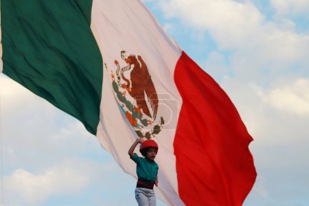 Téléchargez les photos : 21 novembre 2023 à Mexico, Mexique : Les Castellers de Vila franca font une tour humaine de huit étages dans le cadre de la célébration des 75 ans de la fondation du "Colle" dans le zcalo de Mexico - en image libre de droit
