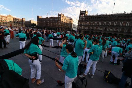 Téléchargez les photos : 21 novembre 2023 à Mexico, Mexique : Les Castellers de Vila franca font une tour humaine de huit étages dans le cadre de la célébration des 75 ans de la fondation du "Colle" dans le zcalo de Mexico - en image libre de droit