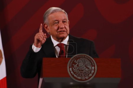 Téléchargez les photos : 22 novembre 2023 à Mexico, Mexique : Le président mexicain Andrs Manuel Lpez Obrador gesticule lors de son discours lors de la conférence du matin quotidienne devant les journalistes au palais national - en image libre de droit