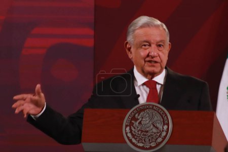 Téléchargez les photos : 22 novembre 2023 à Mexico, Mexique : Le président mexicain Andrs Manuel Lpez Obrador gesticule lors de son discours lors de la conférence du matin quotidienne devant les journalistes au palais national - en image libre de droit