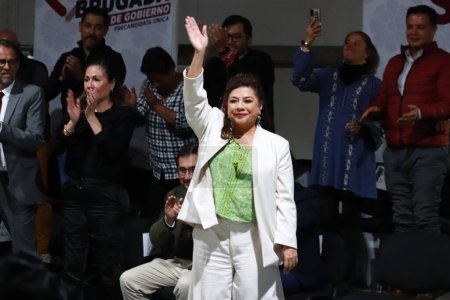 Téléchargez les photos : Le 22 novembre 2023 à Mexico, Mexique.- La précandidate au poste de chef du gouvernement, pour le parti MORENA, Clara Brugada Molina, s'exprime lors d'un rassemblement avec des sympathisants, dans le quartier d'Anahuac - en image libre de droit