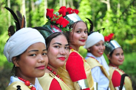 Téléchargez les photos : 23 novembre 2023 Sylhet-Bangladesh : La tribu Khasi orne sa tenue traditionnelle à l'occasion de la célébration du Khasi Seng Kut Snem 2023 organisée par le Conseil social Khasi. Khasi Seng Kutsnem - en image libre de droit