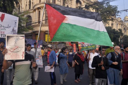 Téléchargez les photos : 23 novembre 2023, Kolkata, Inde : Des citoyens indiens se joignent à une manifestation pour protester contre la solidarité avec le peuple palestinien et exiger l'arrêt de la guerre - en image libre de droit