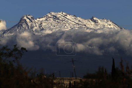 Téléchargez les photos : 25 novembre 2023, Mexico (Mexique) : Vue panoramique du volcan Iztaccihuatl depuis le bureau du maire de Xochimilco à Mexico - en image libre de droit