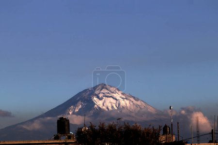 Téléchargez les photos : 25 novembre 2023, Mexico, Mexique : Vue panoramique du volcan Popocatepetl depuis le bureau du maire de Xochimilco à Mexico - en image libre de droit
