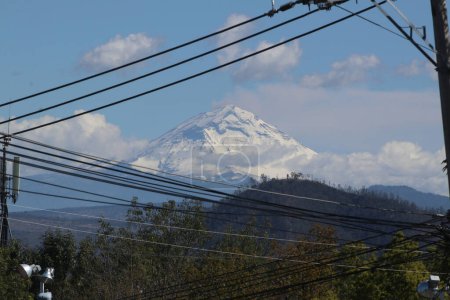 Téléchargez les photos : 24 novembre 2023, Mexico, Mexique : Les volcans Popocatpetl et Iztacchuatl ont pu être observés ce vendredi depuis différentes parties de la vallée du Mexique, encore couvertes de neige en raison des basses températures enregistrées - en image libre de droit