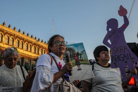 Téléchargez les photos : 25 novembre 2023, Mexico, Mexique : Des femmes participent à une manifestation pour la Journée internationale pour l'élimination de la violence à l'égard des femmes à Mexico Zocalo - en image libre de droit