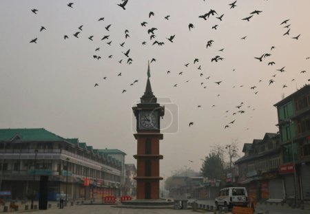 Foto de Noviembre 23,2023, Srinagar Cachemira, India: La gente camina a lo largo de un camino durante una mañana brumosa en Srinagar. Cachemira presenció condiciones de niebla y frío con Srinagar registrando la noche más fría de la temporada a menos de 1,8 grados Celsius - Imagen libre de derechos