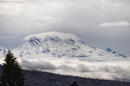 23. November 2023 in Mexiko-Stadt, Mexiko. - Aufgrund der niedrigen Temperaturen aufgrund der Kaltfront Nummer 11 sind die Vulkane Iztaccihuatl und Popocatepetl mit ihren schneebedeckten Gipfeln vom Osten Mexikos aus zu sehen.