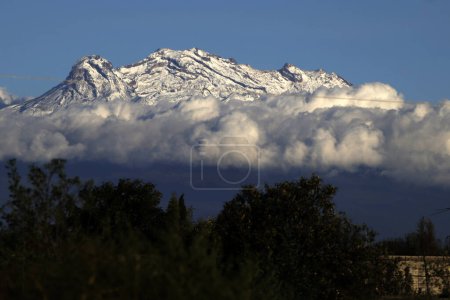 Téléchargez les photos : 25 novembre 2023, Mexico (Mexique) : Vue panoramique du volcan Iztaccihuatl depuis le bureau du maire de Xochimilco à Mexico - en image libre de droit