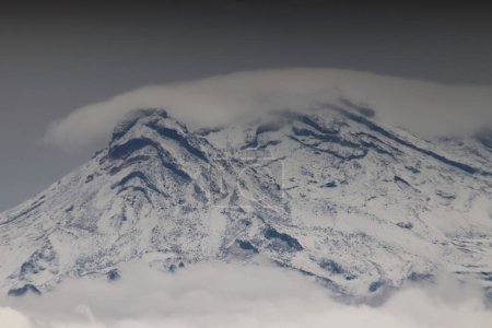 Foto de 23 de noviembre de 2023 en la Ciudad de México, México.- Debido a las bajas temperaturas debido al frente frío número 11, los volcanes Iztaccihuatl y Popocatepetl se pueden ver con sus picos nevados desde el este de la Ciudad de México. - Imagen libre de derechos