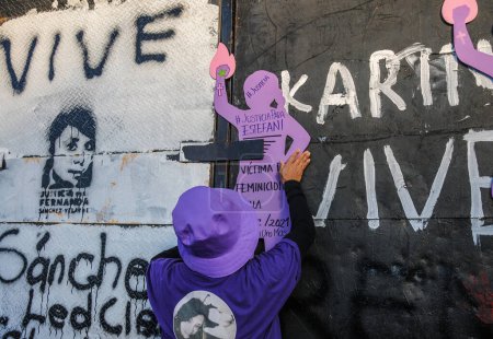 Foto de 25 de noviembre de 2023, Ciudad de México, México: Una mujer participa en una manifestación por el Día Internacional para la Eliminación de la Violencia contra la Mujer en la Ciudad de México Zócalo - Imagen libre de derechos