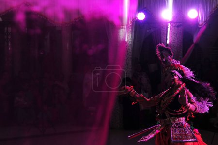 Téléchargez les photos : 26 novembre 2023, Sylhet, Bangladesh : Manipuri Girls costume traditional dress to perform musical art dance to celebrating Raas Leela festival at Mirza Jungle Manipuri Rajbari. le 26 novembre 2023 à Sylhet, Bangladesh. (Photo de Md Rafayat Haque K - en image libre de droit