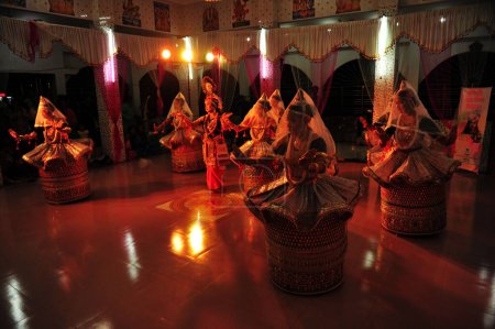 Foto de 26 de noviembre de 2023, Sylhet, Bangladesh: Manipuri Girls disfraz vestido tradicional para realizar bailes de arte musical para celebrar el festival Raas Leela en Mirza Jungle Manipuri Rajbari - Imagen libre de derechos