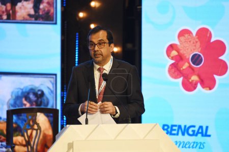 Téléchargez les photos : 22 novembre 2023, Kolkata, Inde : Le président de l'ITC Sanjiv Puri prend la parole lors du Bengale Global Business Summit (BGBS)) - en image libre de droit