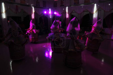 Téléchargez les photos : 26 novembre 2023, Sylhet, Bangladesh : Manipuri Girls costume traditional dress to perform musical art dance to celebrating Raas Leela festival at Mirza Jungle Manipuri Rajbari - en image libre de droit