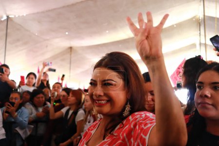 Foto de 26 de noviembre de 2023 en Ciudad de México, México: Clara Brugada, precandidato del jefe de gobierno de la Ciudad de México para el partido Movimiento Nacional de Regeneración (MORENA), habla durante una manifestación política con militantes del partido en la utopía Meyehualco - Imagen libre de derechos