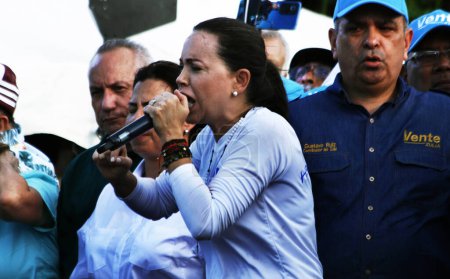 Téléchargez les photos : 29 octobre 2023, Maracaibo, Venezuela : Mara Corina Machado, la précandidate la plus en vue pour remporter les élections primaires de l'opposition, a fait une brillante tournée ce 29 août dans trois États de l'Est : Anzotegui dans la ville de Barcelone - en image libre de droit