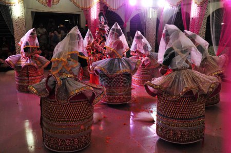 Foto de 26 de noviembre de 2023, Sylhet, Bangladesh: Manipuri Girls disfraz vestido tradicional para realizar bailes de arte musical para celebrar el festival Raas Leela en Mirza Jungle Manipuri Rajbari - Imagen libre de derechos