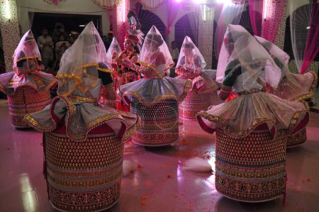 Téléchargez les photos : 26 novembre 2023, Sylhet, Bangladesh : Manipuri Girls costume traditional dress to perform musical art dance to celebrating Raas Leela festival at Mirza Jungle Manipuri Rajbari - en image libre de droit