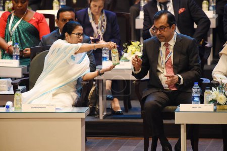 Téléchargez les photos : 22 novembre 2023, Kolkata, Inde : Mamata Banerjee Ministre en chef du Bengale occidental et Président du CCI Sanjiv Puri lors du Sommet mondial des affaires du Bengale (BGBS)) - en image libre de droit