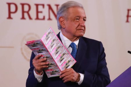 Foto de 29 de noviembre de 2023 en Ciudad de México, México: El presidente mexicano Andrs Manuel Lpez Obrador habla en la conferencia matutina frente a periodistas en el palacio nacional - Imagen libre de derechos
