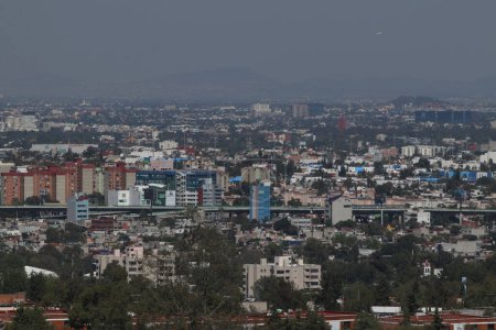 Téléchargez les photos : 24 novembre 2023, Mexico, Mexique : La vue panoramique de Mexico peut être vue du point de vue de Fuentes Brotantes dans le sud de Mexico - en image libre de droit